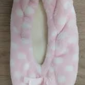Pantufla de color rosa con puntos blanco talla M/L